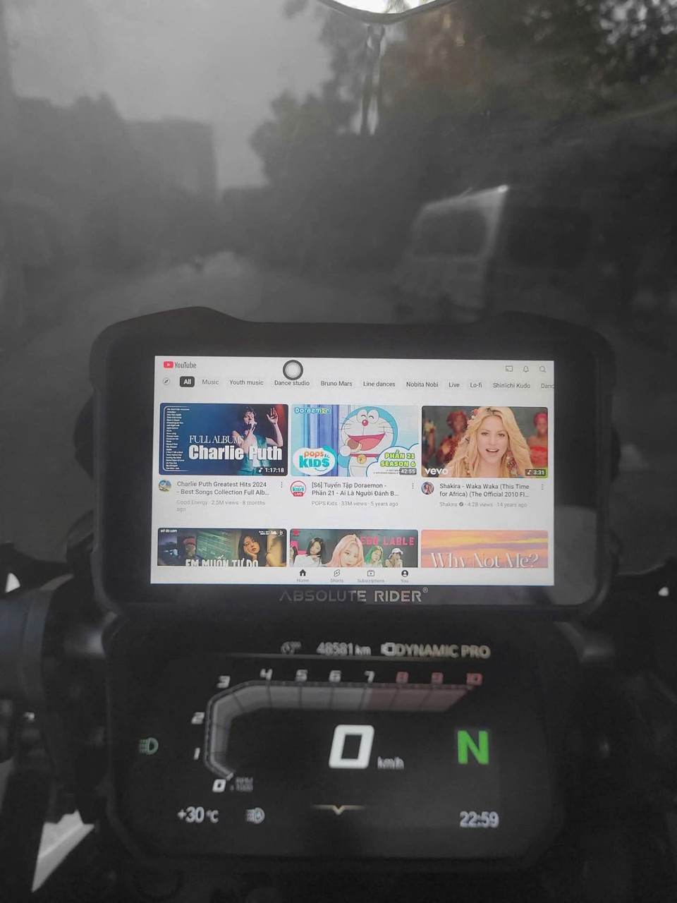 Bạn có thể mở các ứng dụng giải trí như Youtube ngay trên màn hình