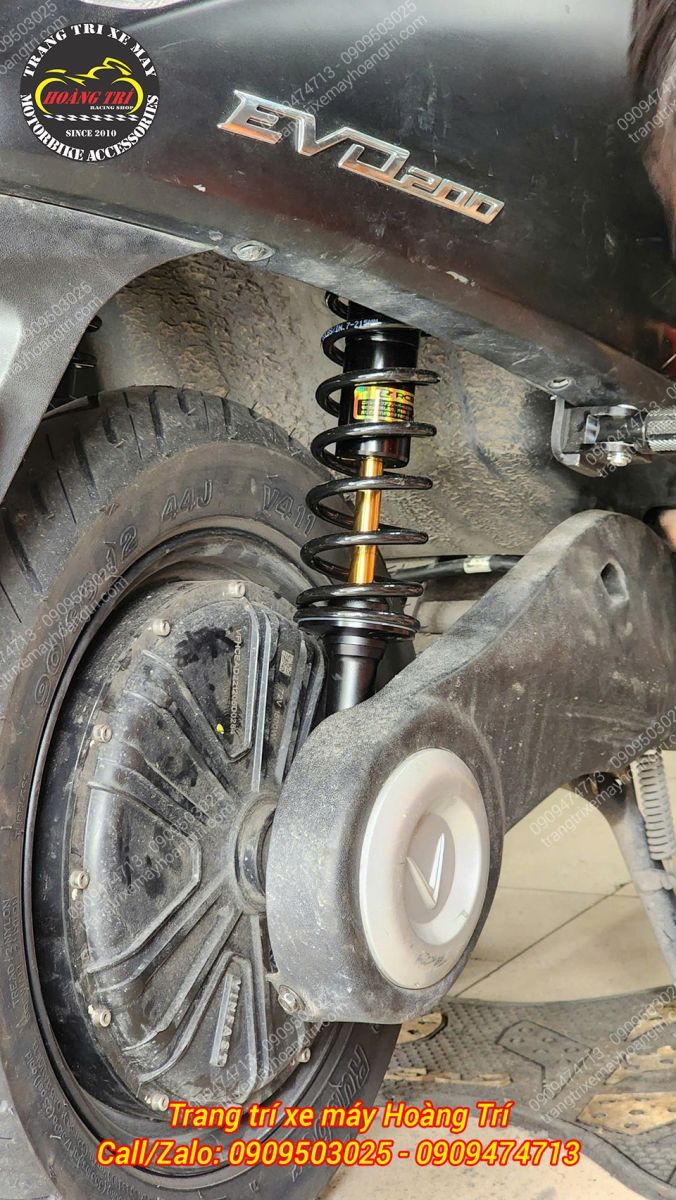 Anh khách đã quyết định chọn phuộc full đen ti vàng để trang bị cho chiếc EVO của mình
