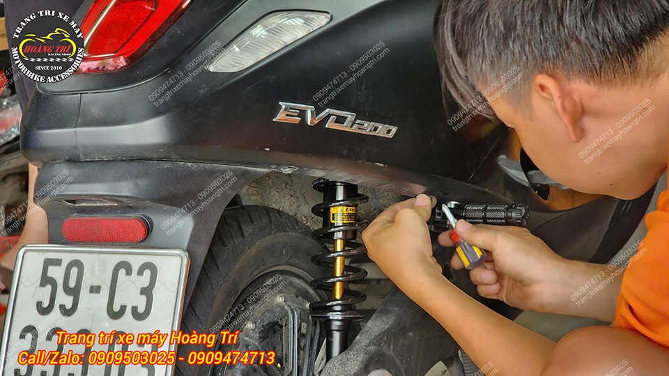 Bên cạnh đó, anh khách còn chọn nâng cấp thêm gác chân phụ cho chiếc Vinfast EVO 200 để tăng tiện ích sử dụng