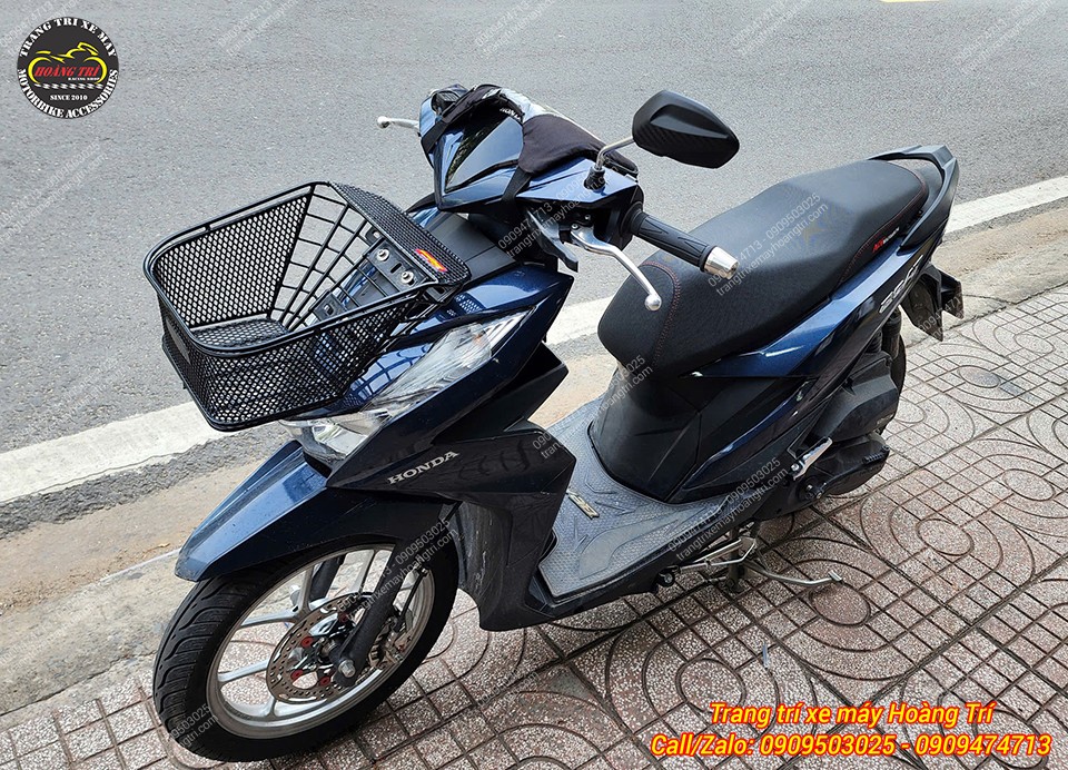 Gắn tại vị trí mặt nạ, chiếc rổ giúp tăng thêm sự tiện lợi trong quá trình sử dụng xe
