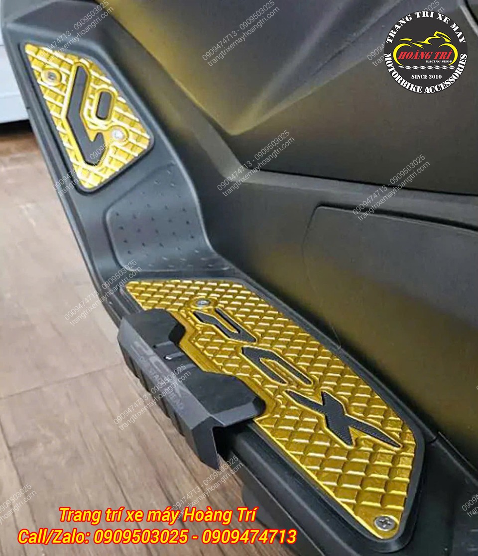 Trang bị sẵn chống đổ bên hông, rất tiện lợi cho thảm để chân PCX 160 2025