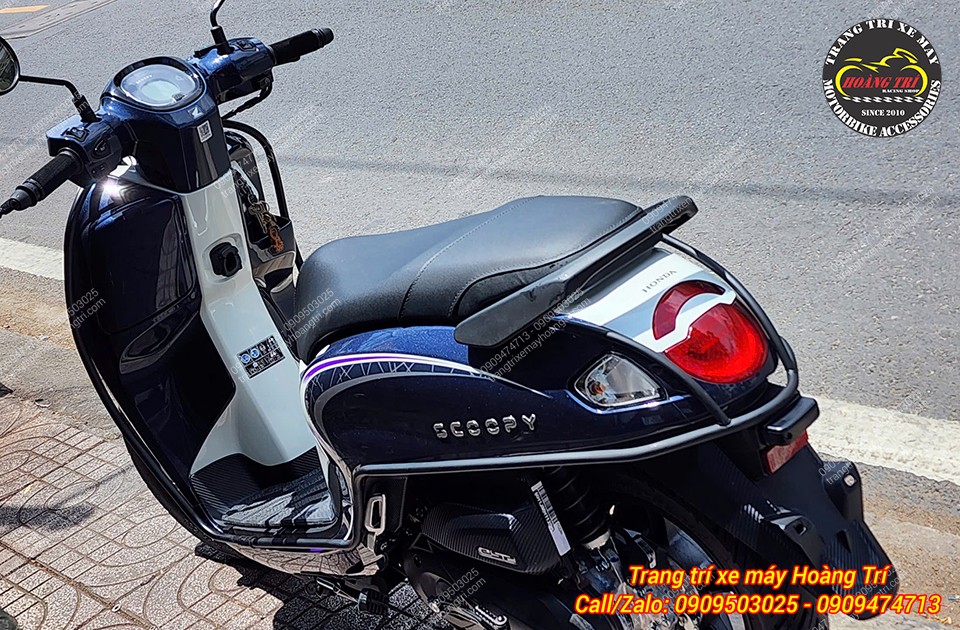 Khung được thiết kế bảo vệ trọn vẹn xe Scoopy 2024 – 2025 từ phần đầu cho đến đèn hậu