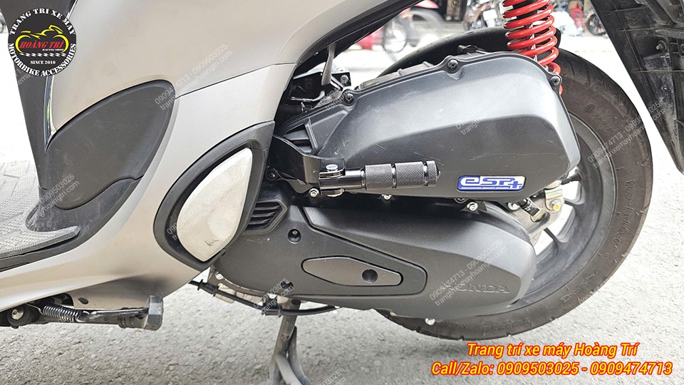 Một chiếc Sh Mode 2025 màu trắng nữa được nâng cấp với gác chân phụ tiện ích