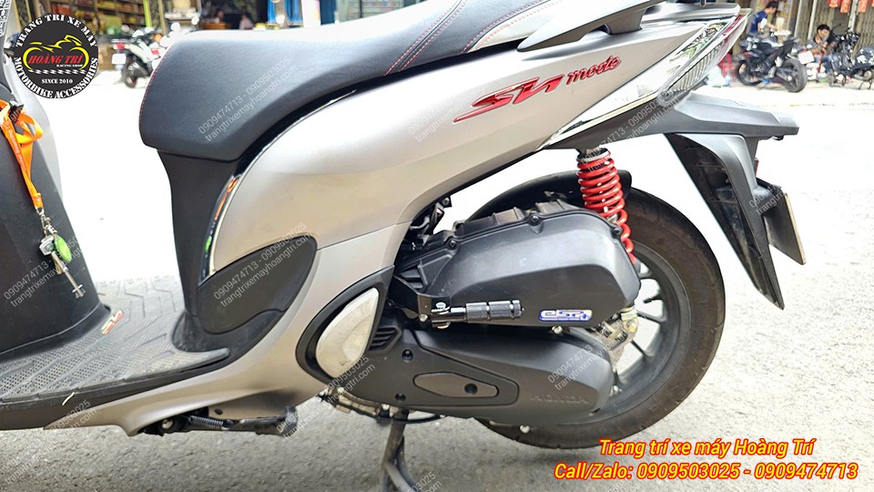 Gác chân phụ màu đen đồng bộ với tổng thể màu sắc của xe