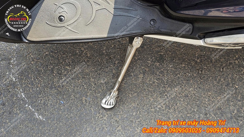 Chiếc Sh Ý đã được chủ xe lựa chọn lắp chân chống inox kiểu bàn chân