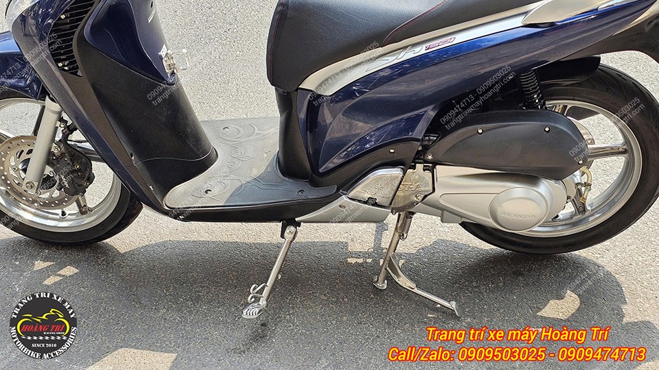 Xe Sh Ý được trang bị đầy đủ chân chống nghiêng và đứng bằng inox sáng loáng