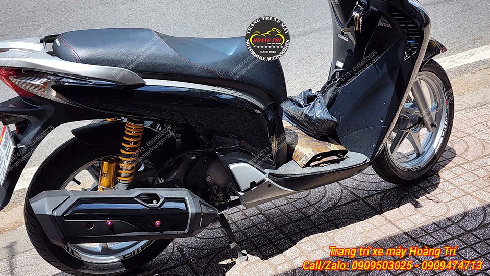 Hệ thống giảm xóc sau cũng được cải tiến bằng phuộc Ohlins giúp xe thêm phần nổi bật