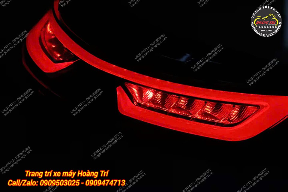 Ngoài ra, hệ thống còn tích hợp các đèn phụ bên trong, phát sáng khi phanh