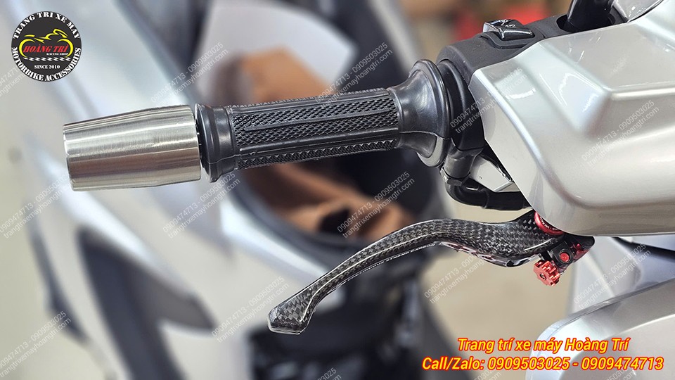 Xe Stylo 160 đã được lắp đặt gù inox chống rung khá thu hút và nổi bật