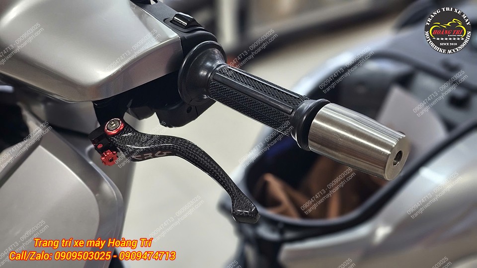Gù tay lái với chất liệu inox bóng bẩy giúp trang trí khu vực tay lái thêm nổi bật.