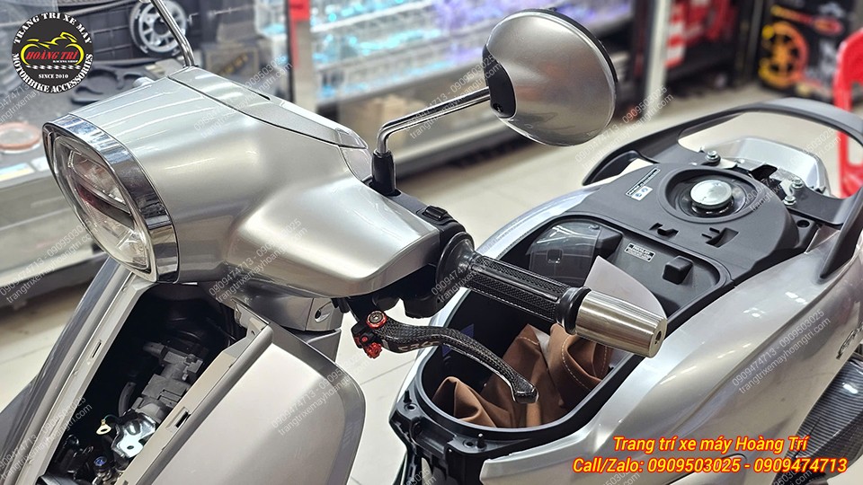 Thiết kế gù tay lái dài, nặng giúp ổn định tay lái cho xe Stylo 160.