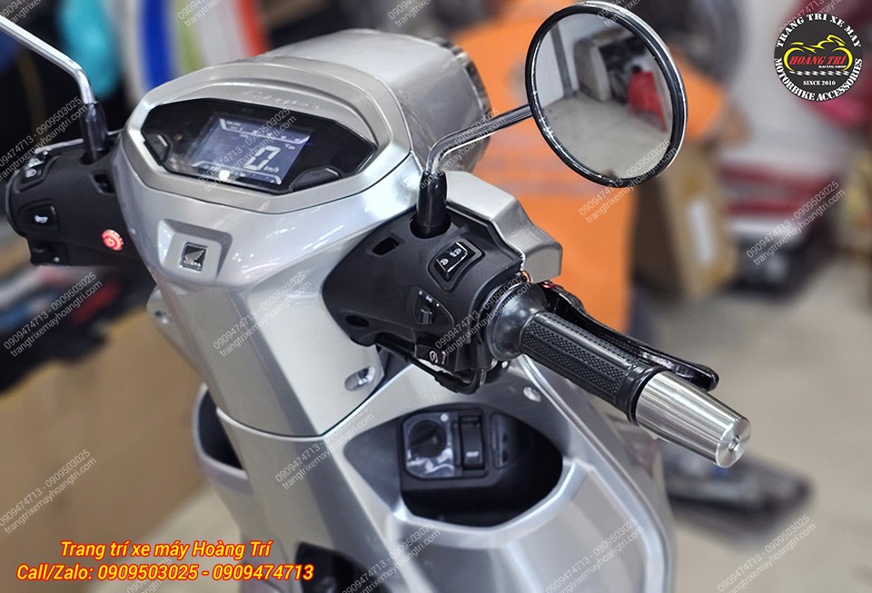 Anh khách vẫn dùng bao tay zin vì chưa chọn được mẫu bao tay mới.