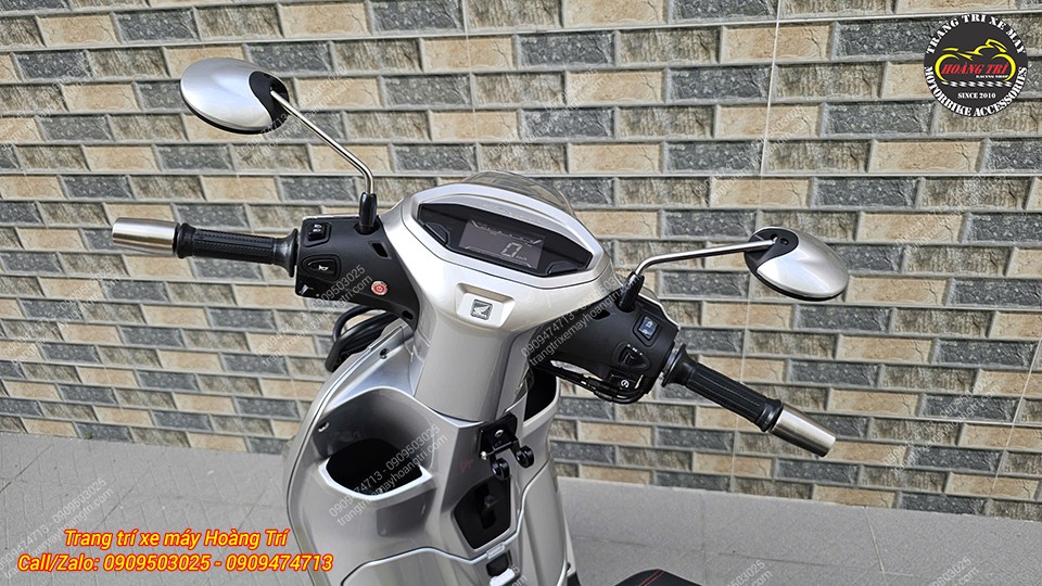 Từ góc nhìn phía sau tay lái, có thể thấy rõ bộ gù inox chống rung trên xe Stylo 160.