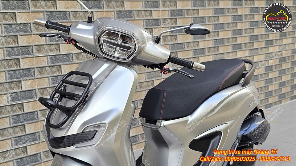 Tay thắng kiểu CRG carbon được anh khách lựa chọn để tăng phần mạnh mẽ cho xe.
