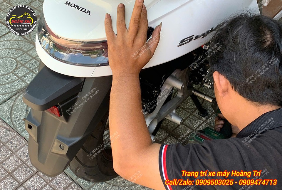 Ốc vít được siết chặt đảm bảo an toàn và quá trình lắp pô Vario 160 bắt đầu
