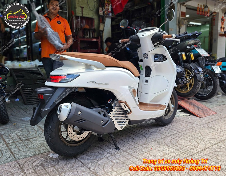 Lon pô Vario 160 có thiết kế dài, to bản và mạnh mẽ hơn, tôn lên vẻ ngoài xe