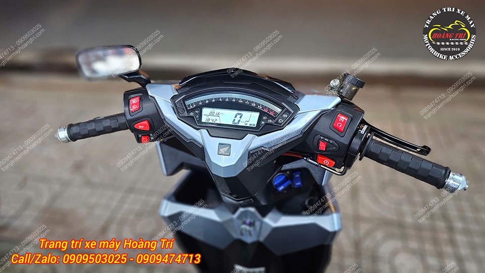 Từ xa nhìn vào, cứ ngỡ đây là chiếc đồng hồ zin theo xe