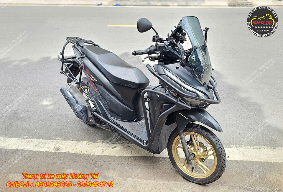 Lớp sơn đen mờ giúp xe thêm phần hiện đại và nổi bật