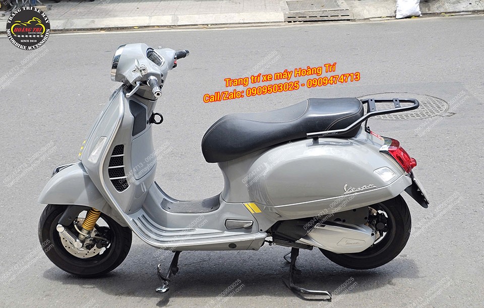 Chiếc Vespa màu xám xi măng giờ đây đã được trang bị baga Givi SRV thay cho cản sau cũ