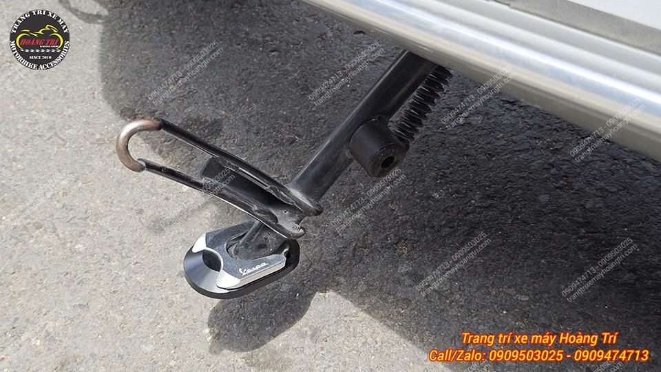 Chân chống nghiêng của xe được anh khách nâng cấp với đế nhôm CNC chắc chắn