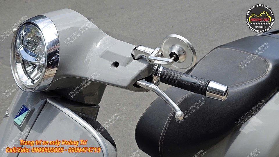 Xe đã được trang bị kính hậu kiểu Motogadget với thiết kế tròn màu bạc