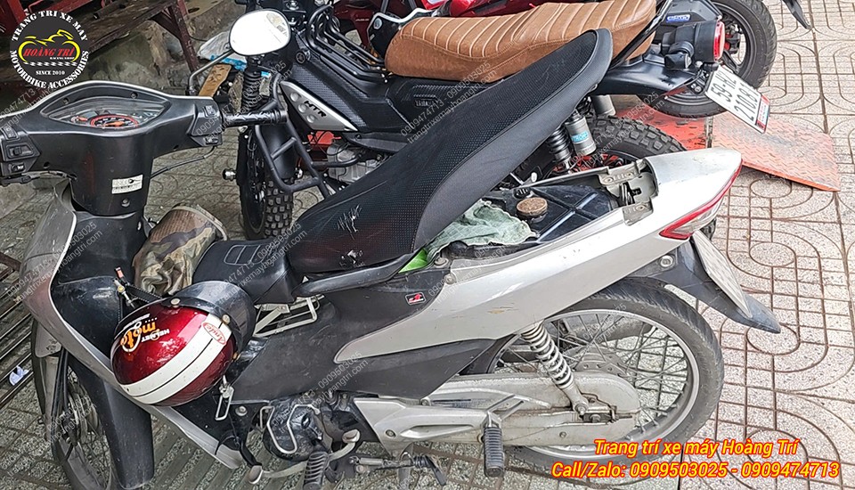 Cản zin của xe đã được tháo ra để thay thế bằng baga sau mới kiểu GTR