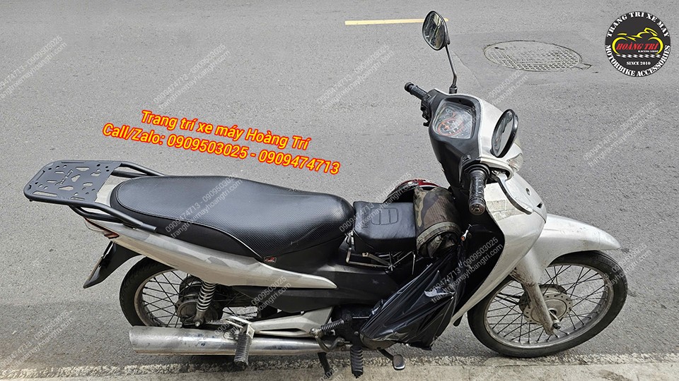 Người dùng có thể kết hợp thêm thùng sau Givi để tăng tiện ích cho xe