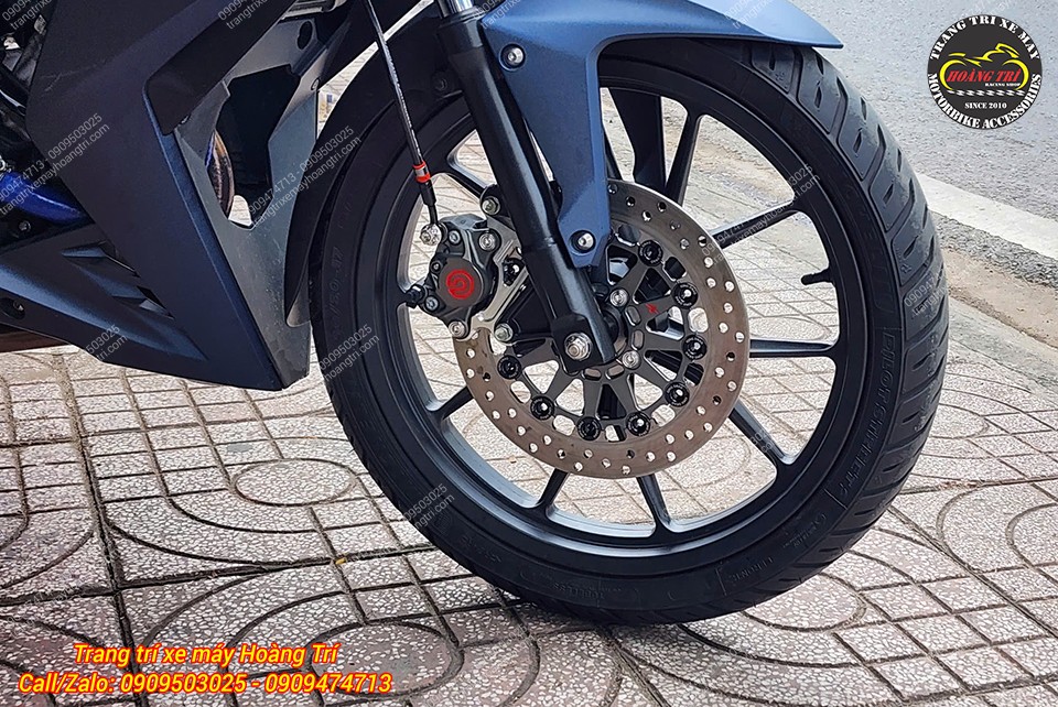 Phần dàn chân trước cũng được chủ xe tin chọn heo dầu Brembo để đồng bộ