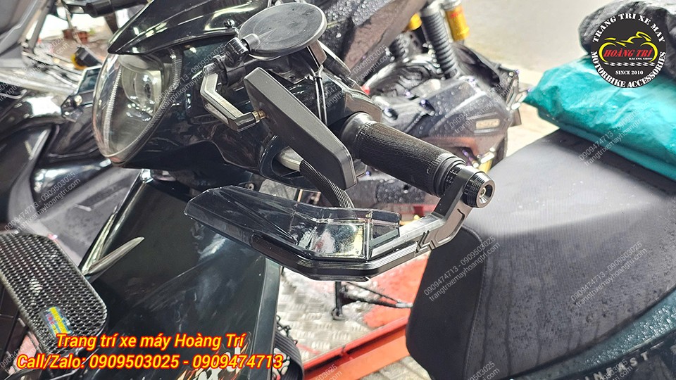 Trong ảnh là mẫu Vinfast Feliz đã được trang bị bộ bảo vệ tay lái