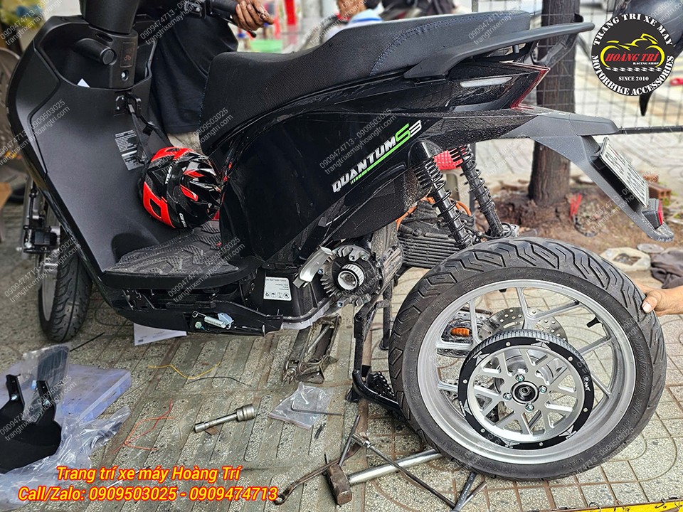 Bánh sau của xe đã được nhân viên thay thế và lắp đặt hoàn chỉnh bộ dây curoa