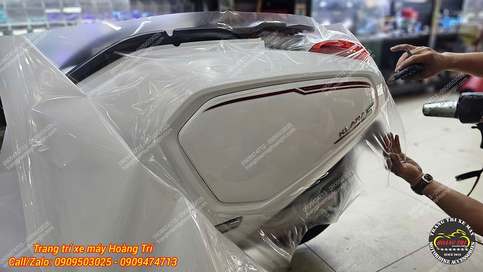 Nhân viên đang tiến hành dán keo trong 3 lớp cho mẫu xe Klara S