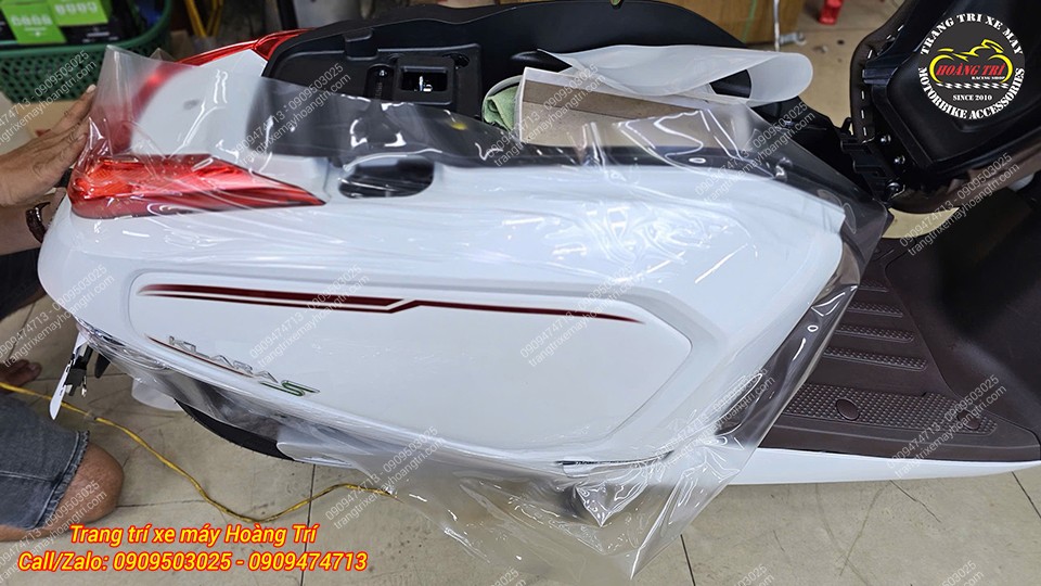 Phần hông phải của xe Klara S đã được hoàn thiện cơ bản sau khi dán keo