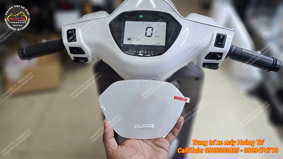 Ngoài ra, chủ xe còn chọn dán thêm lớp PPF bảo vệ đồng hồ xe