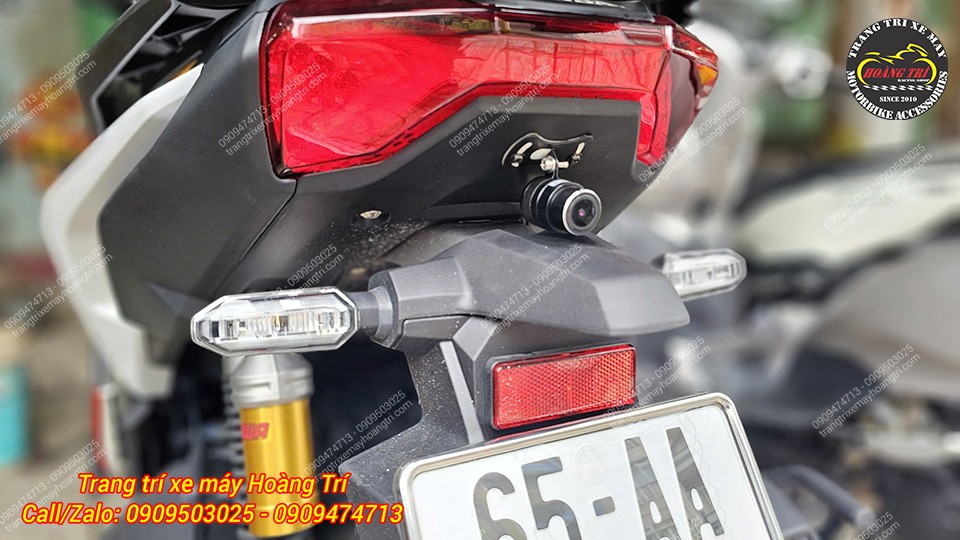 Ngoài camera trước, màn hình Elook còn hỗ trợ thêm camera sau