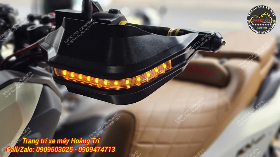 Bảo vệ tay lái MotoWolf chính hãng tích hợp đèn xi nhan được gắn tại gù tay lái
