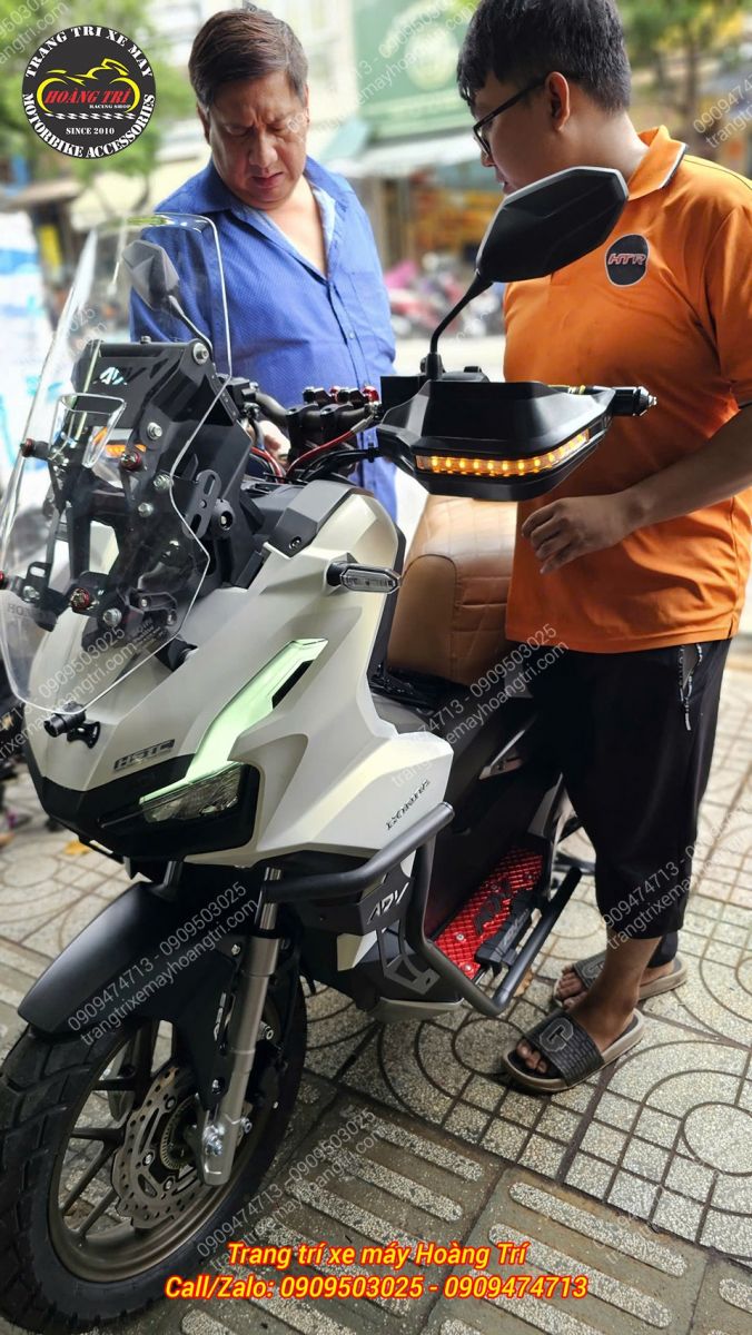 Nhân viên tận tình bàn giao và hướng dẫn cách sử dụng màn hình Elook cho chú Vinh - chủ nhân ADV 160
