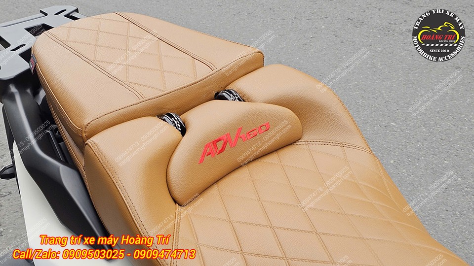 Nổi bật hơn cả là yên xe 2 tầng màu nâu da bò, thêu logo ADV 160 chính giữa
