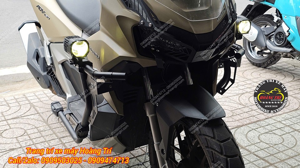 Anh khách trang bị cặp đèn trợ sáng CX80 hai bên khung