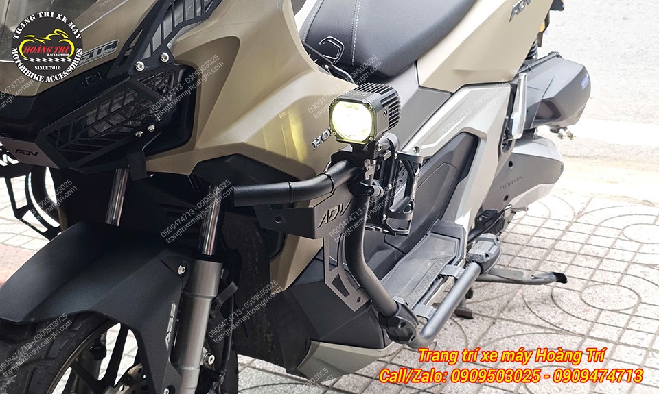 Đồng thời lắp thêm giá để bình nước ngay trên bộ khung