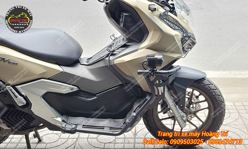 Đèn được cố định chắc chắn, đảm bảo an toàn cả khi di chuyển tốc độ cao
