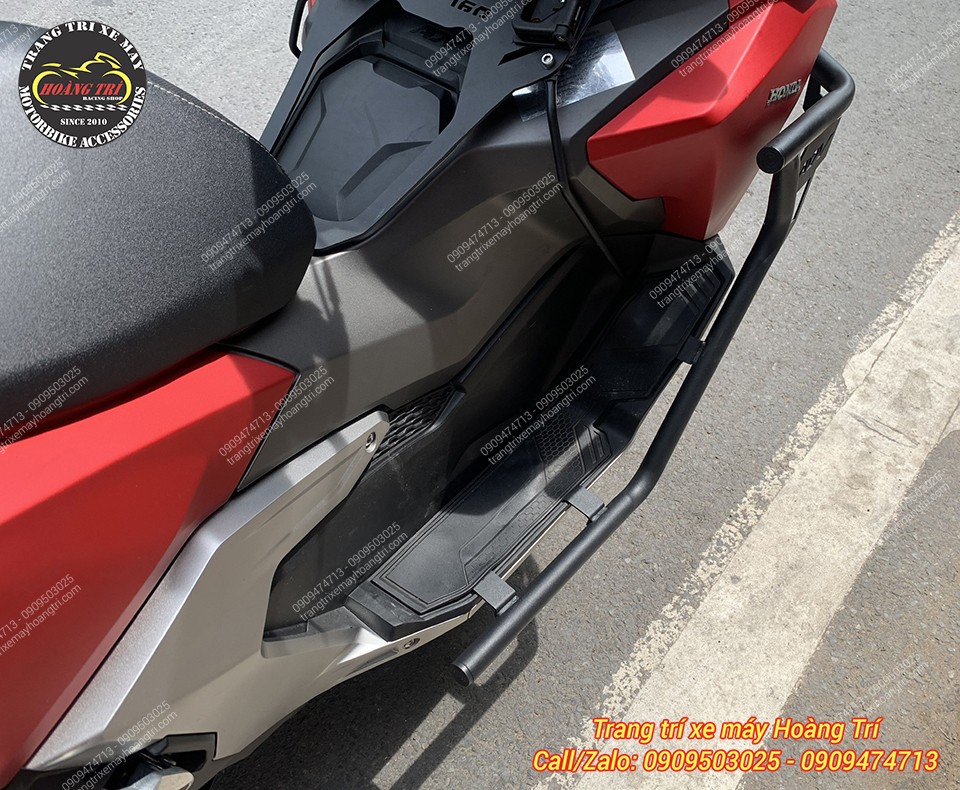 Một chiếc ADV 160 màu đỏ khác cũng được trang bị bộ khung này