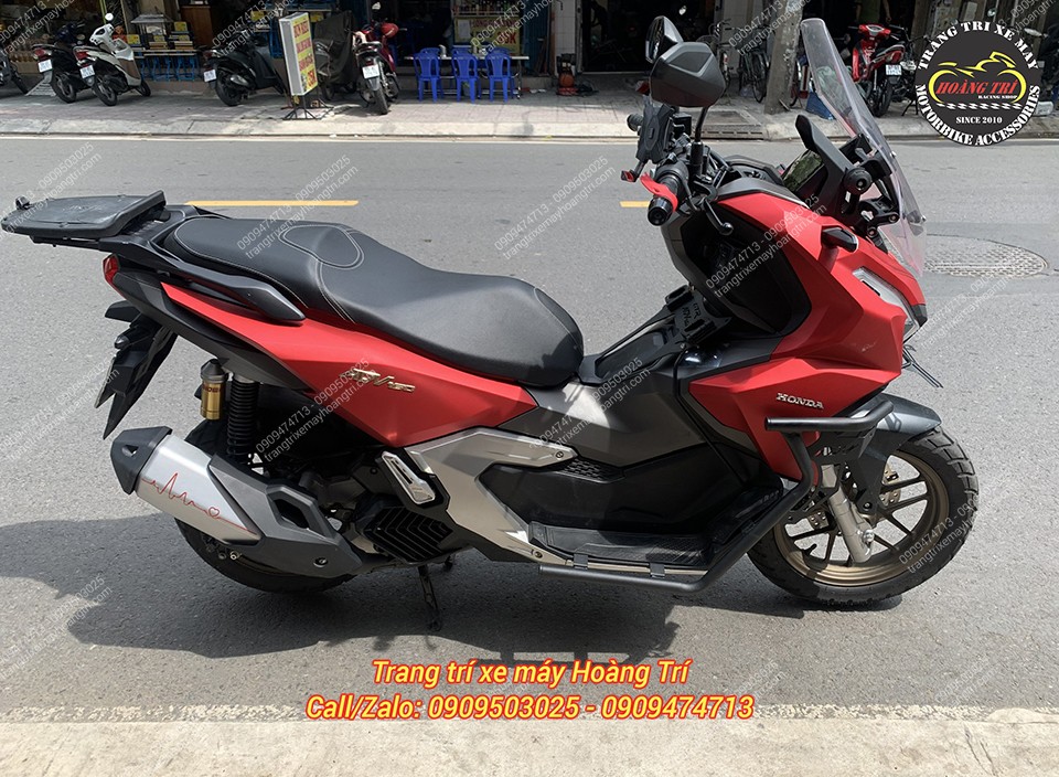 Anh khách chọn thêm baga sau phục vụ gắn thêm thùng cho xe