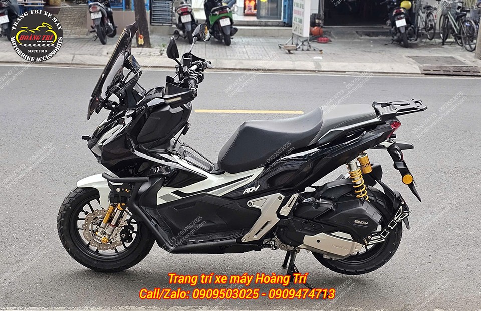 Thêm một góc chụp tổng thể chiếc ADV 150 với bộ combo phuộc trước sau cao cấp