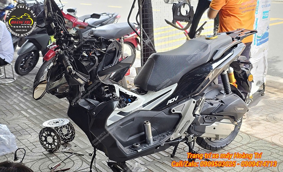 Toàn bộ dàn chân trước của xe ADV 150 đã được tháo rời