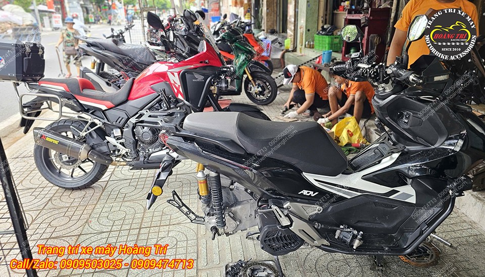 Dàn chân sau cũng được tháo để chuẩn bị nâng cấp thêm phuộc sau