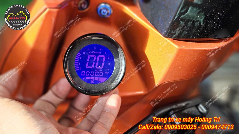 Trên tay mẫu đồng hồ LCD HP-YB013 dạng tròn, chuẩn bị được lắp lên Airblade