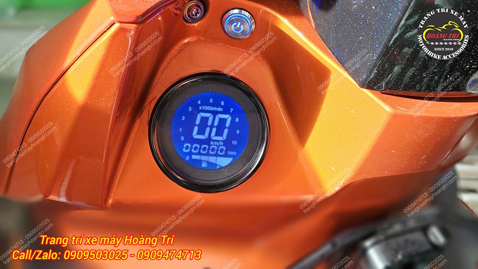 Màn hình nền xanh dương kết hợp chữ trắng trên đồng hồ LCD