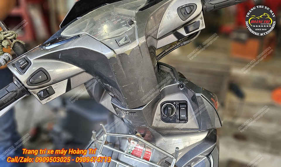 Đầy đủ tính năng mở cốp, nắp xăng trên Airblade 2016