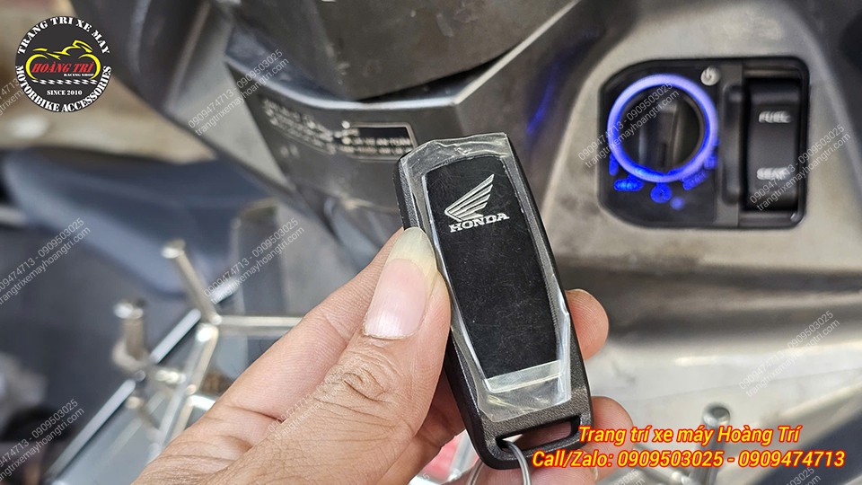 Mặt sau remote được thể hiện logo cánh chim Honda