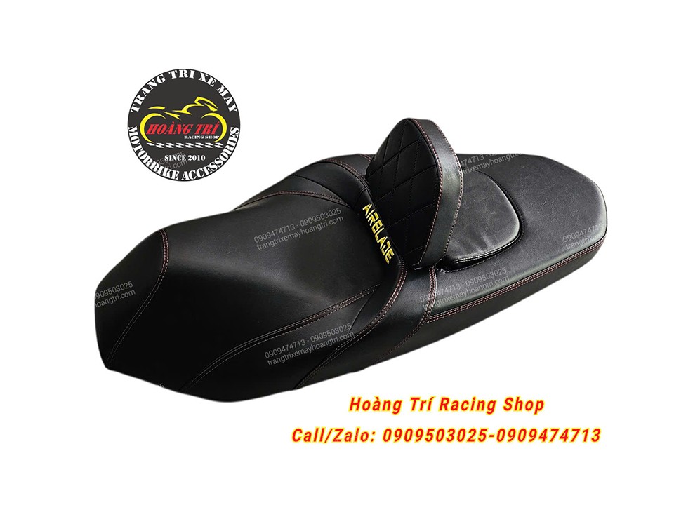 Tên xe Airblade màu vàng được thể hiện nổi bật trên tựa lưng yên